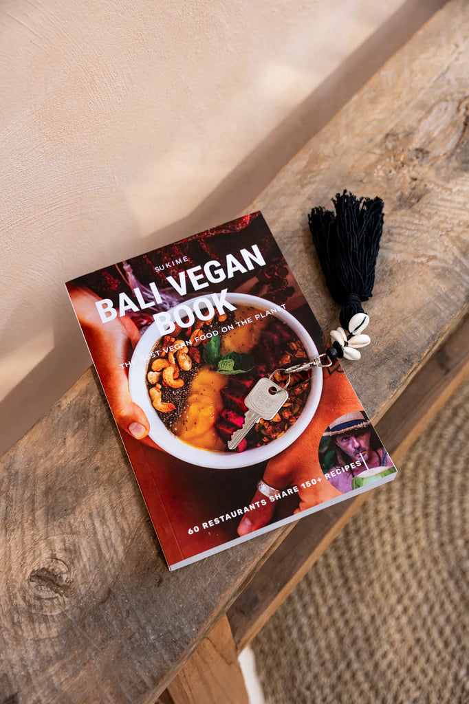 Le porte-clés à pompon en cauris - Noir