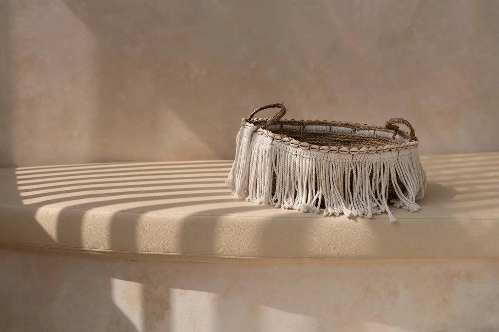 De Boho Fringe Mand - Naturel Wit se traduit en français par Panier à Franges Boho - Naturel Blanc.