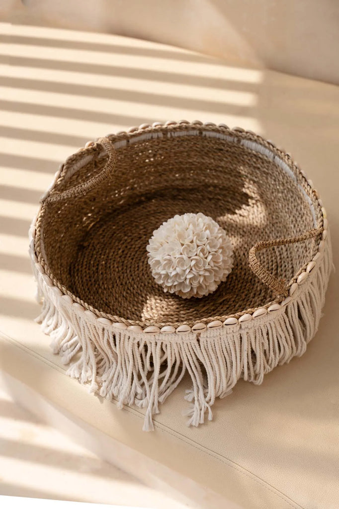 De Boho Fringe Mand - Naturel Wit se traduit en français par Panier à Franges Boho - Naturel Blanc.