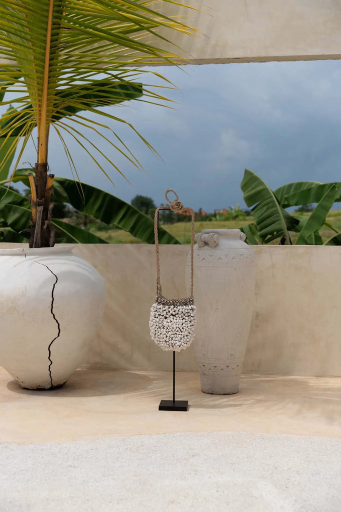 Le sac coquille sur support - Décoration - Blanc